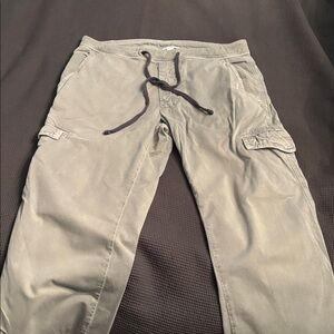 Cool and desired James Perse Cargo Yoga pants in light green camo green.